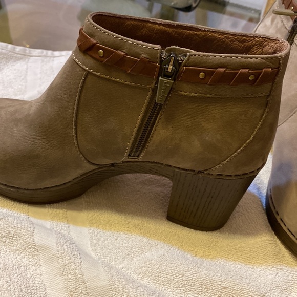 Womens Dansko taupe suede leather zip ankle boots size 9. (40).    NWOB - Picture 3 of 7